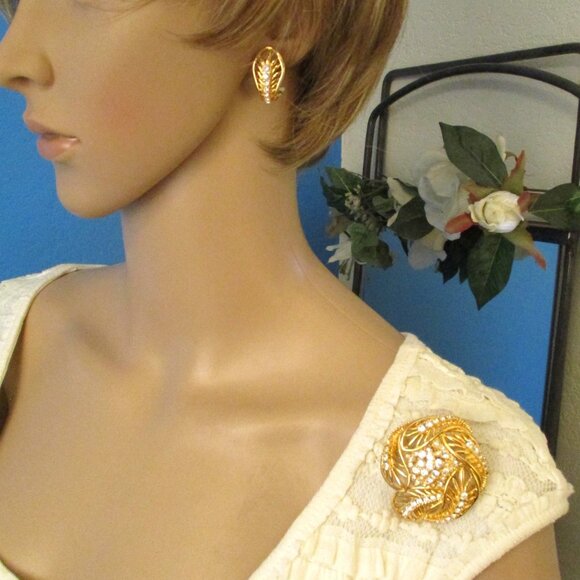 ESTATE STYLE Rhinestone Gold Brooch Earrings Set ~ VINTAGE Gold Plate Rhinestone - Picture 2 of 15